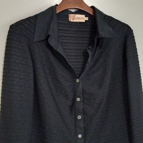 Reality L Squiggle Ribbed Long Sleeved Butterfly Cuffed Button Down Black Top - Picture 7 of 7